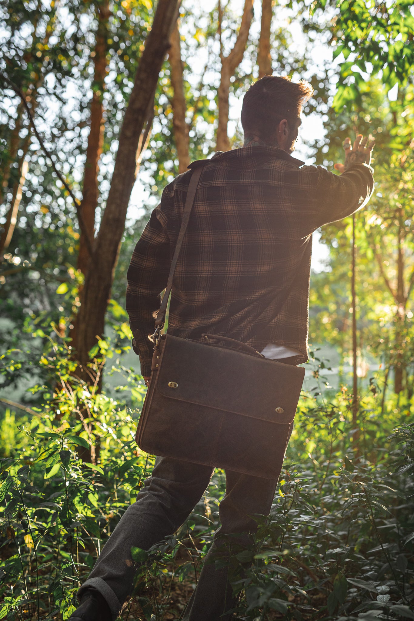 Advantages of Investing in Stylish Laptop Bag Made of Brown Leather for Man