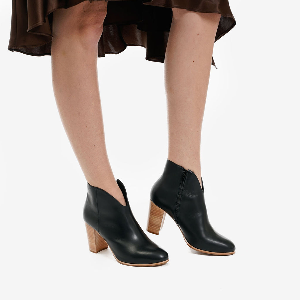 The V-Ankle Boot Black|Poppy Barley