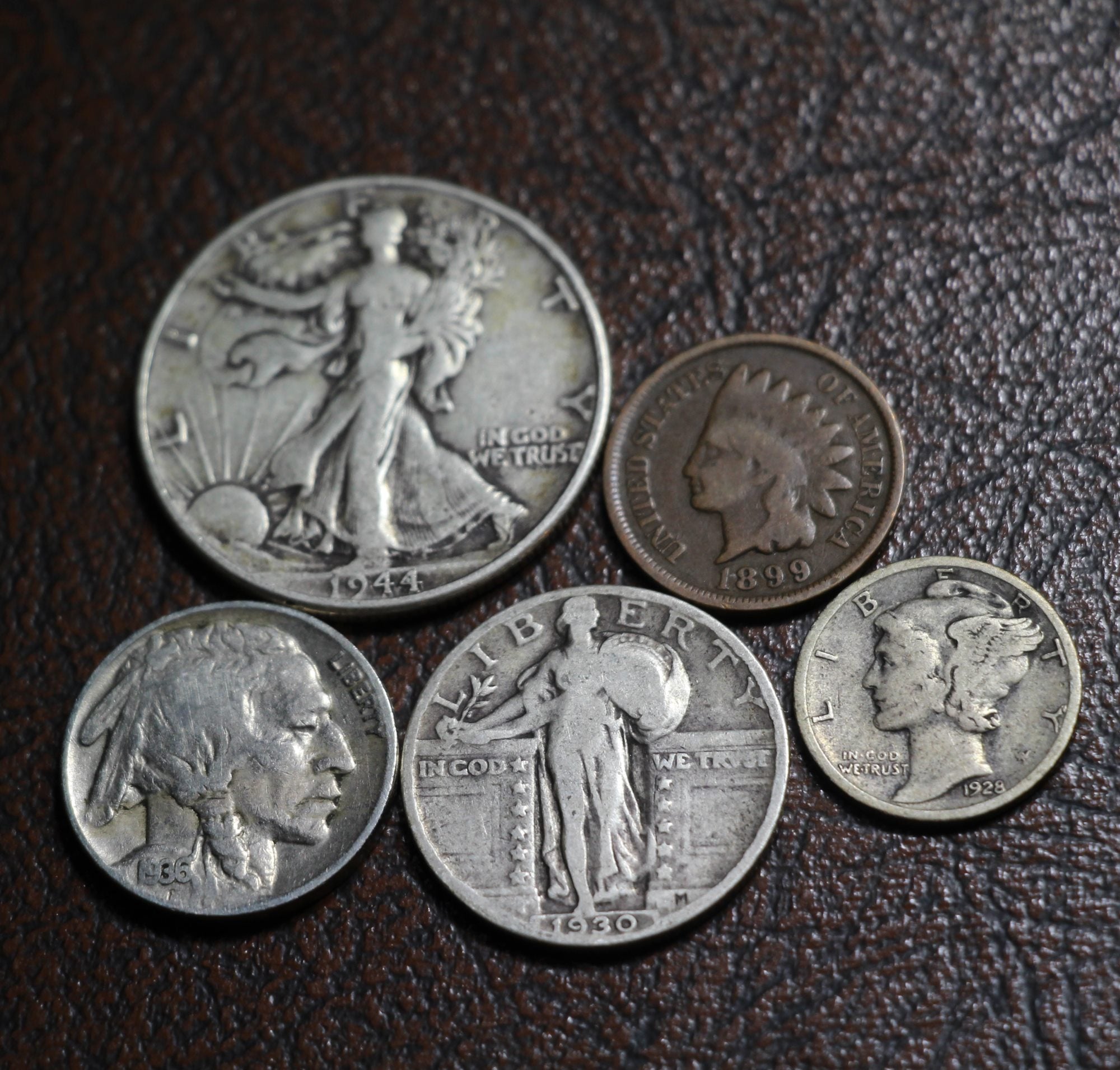 Выпуски серебряных монет. Монеты США 1 5 10 25 50 центов. 5 Серебряных соверенов набор монет. Коллекционные серебряные монеты.