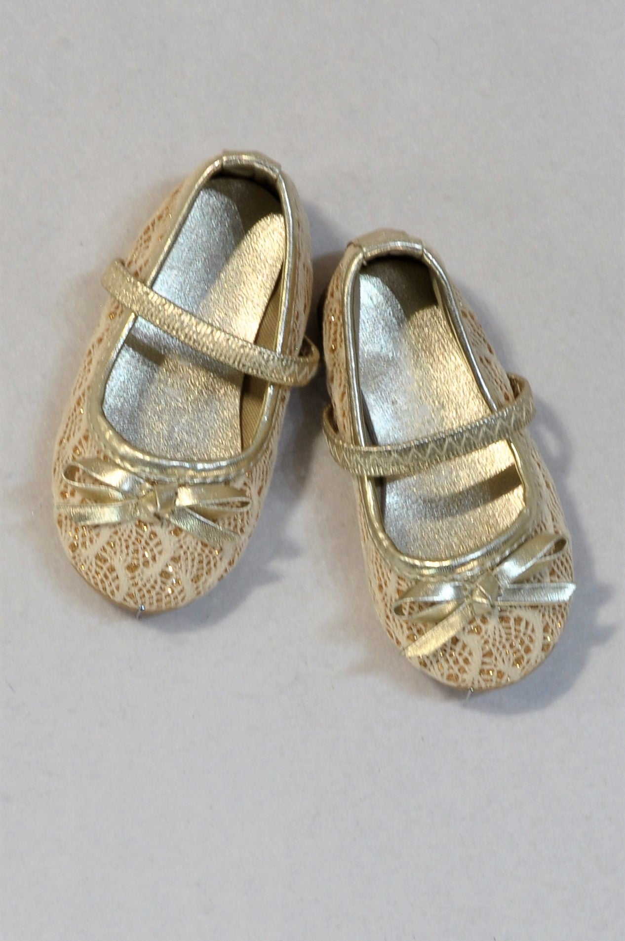 girls gold shoes size 4