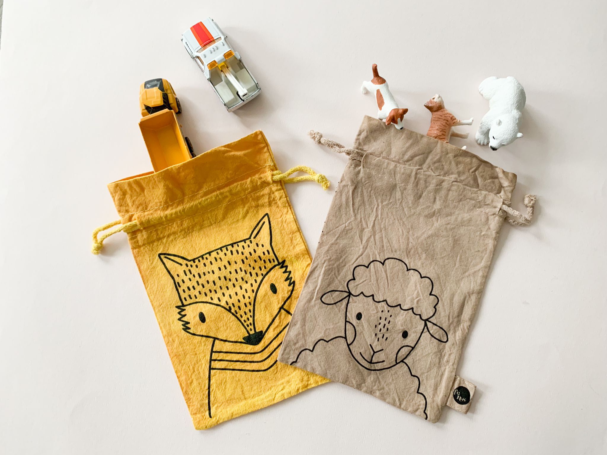 Baumwollsäckchen von feines gefärbt mit Kurkuma und Schwarztee