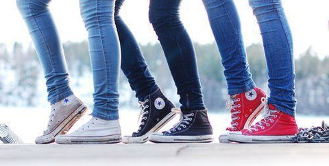 blue converse on feet
