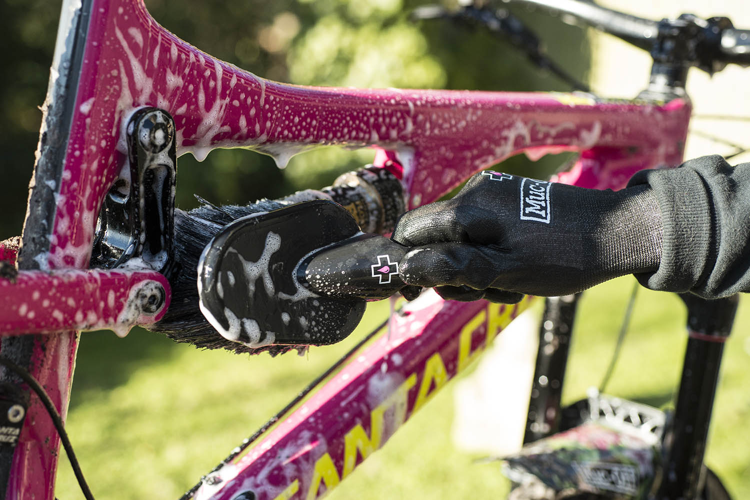 Laviamo la mtb in 10 minuti con il Dirt Bucket Kit di MUC-OFF