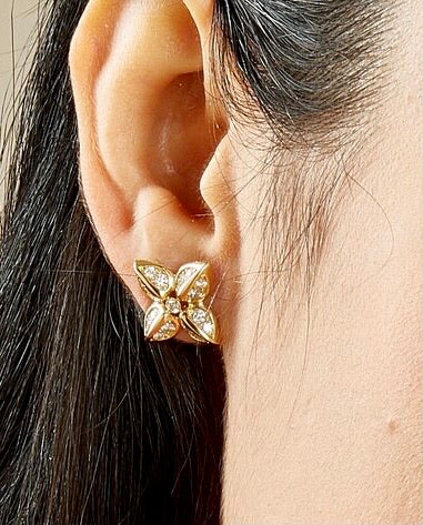 Syna 18k Yellow Gold Flower Mogul Studs