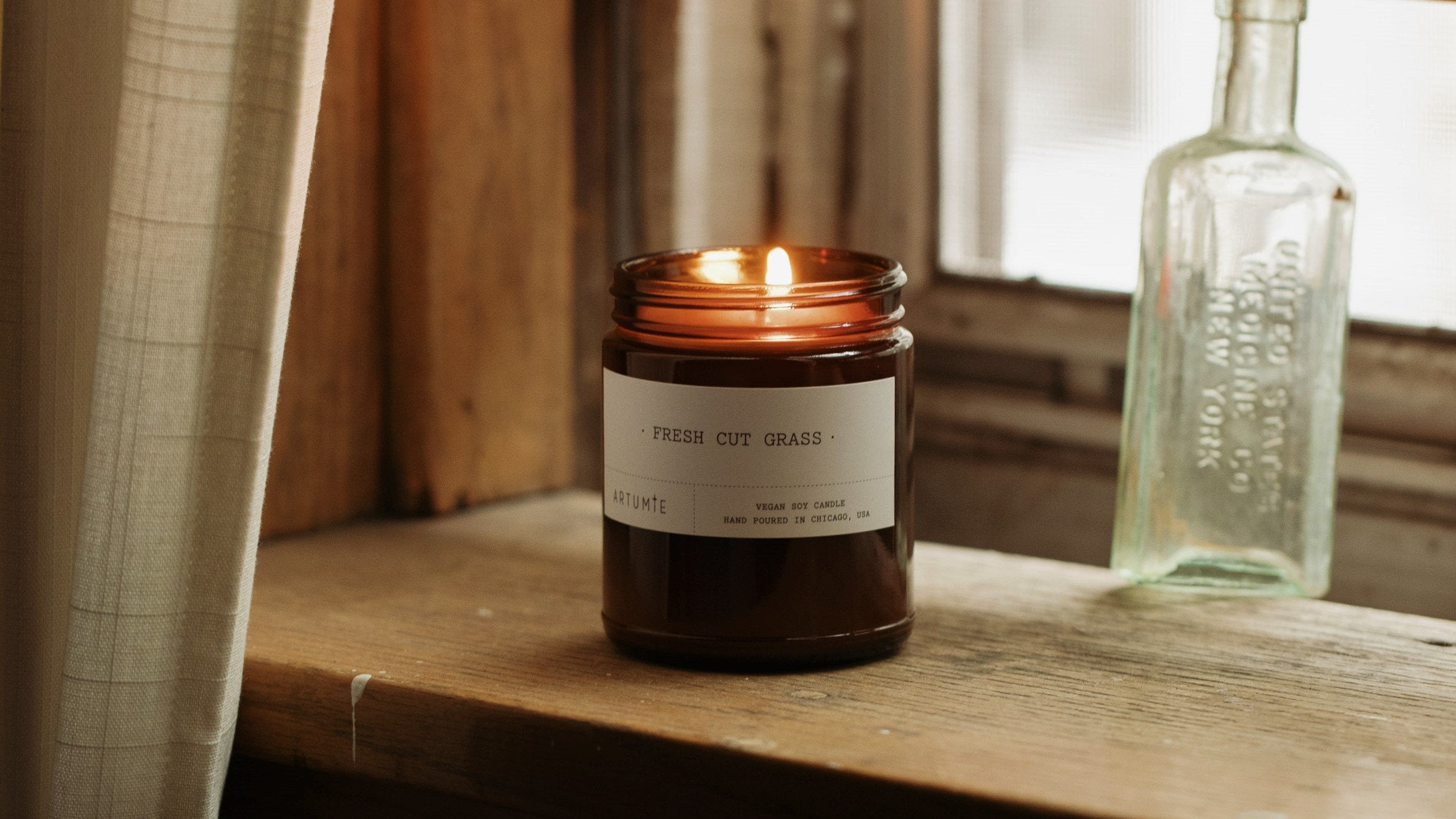 Artumie Candle Studio - Cedar + Thyme 16 oz Soy Candle