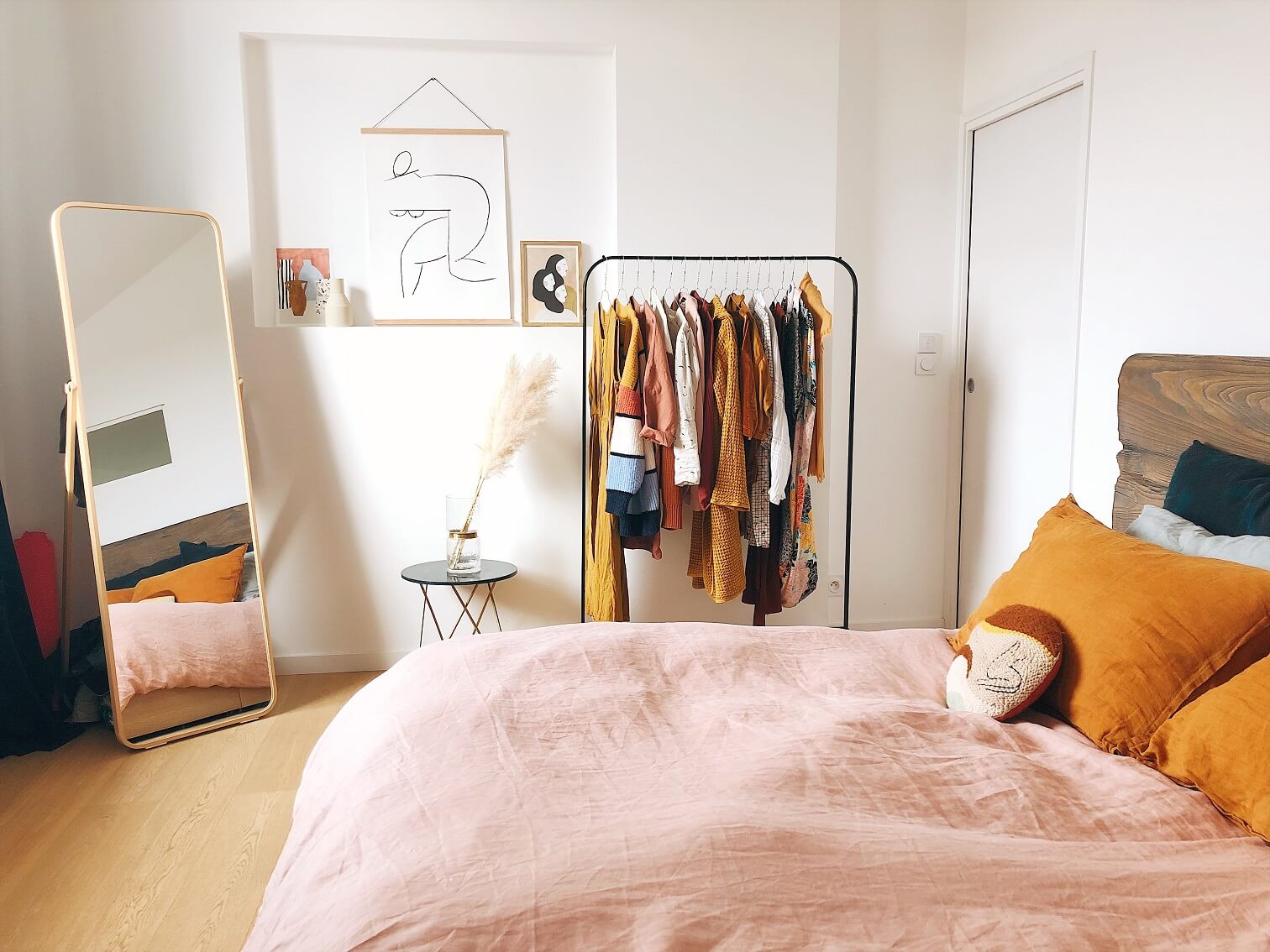 Spring Cleaning Wardrobe Guide - Orderly Bedroom - Chuchka Blog