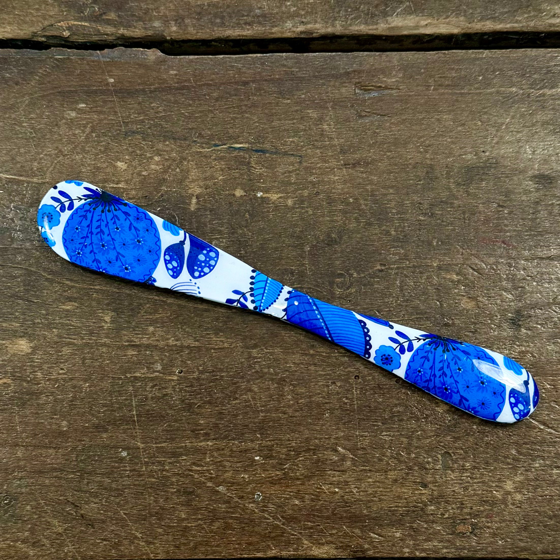 Blue and White Spreader
