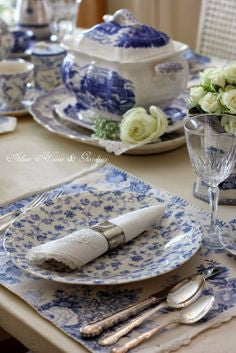 Blue & White dinner table