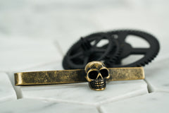 An image of the Vie brass skull tie clip