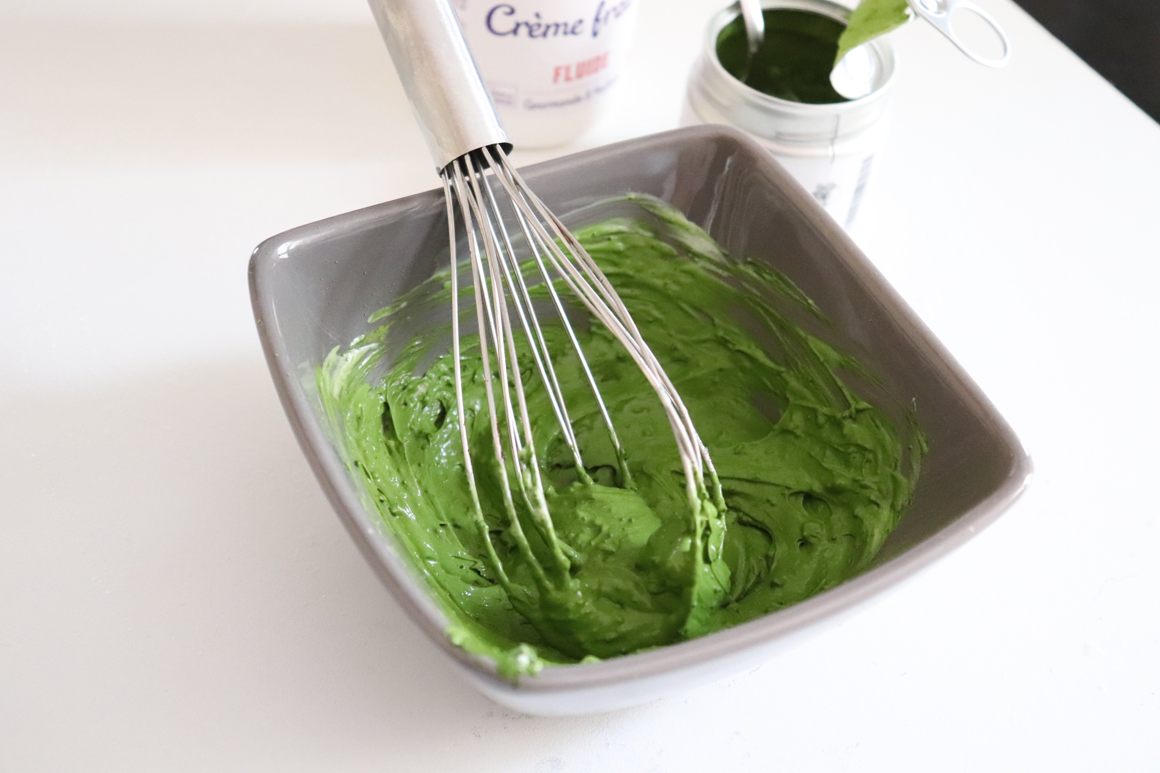 fouetter le matcha avec la crème liquide