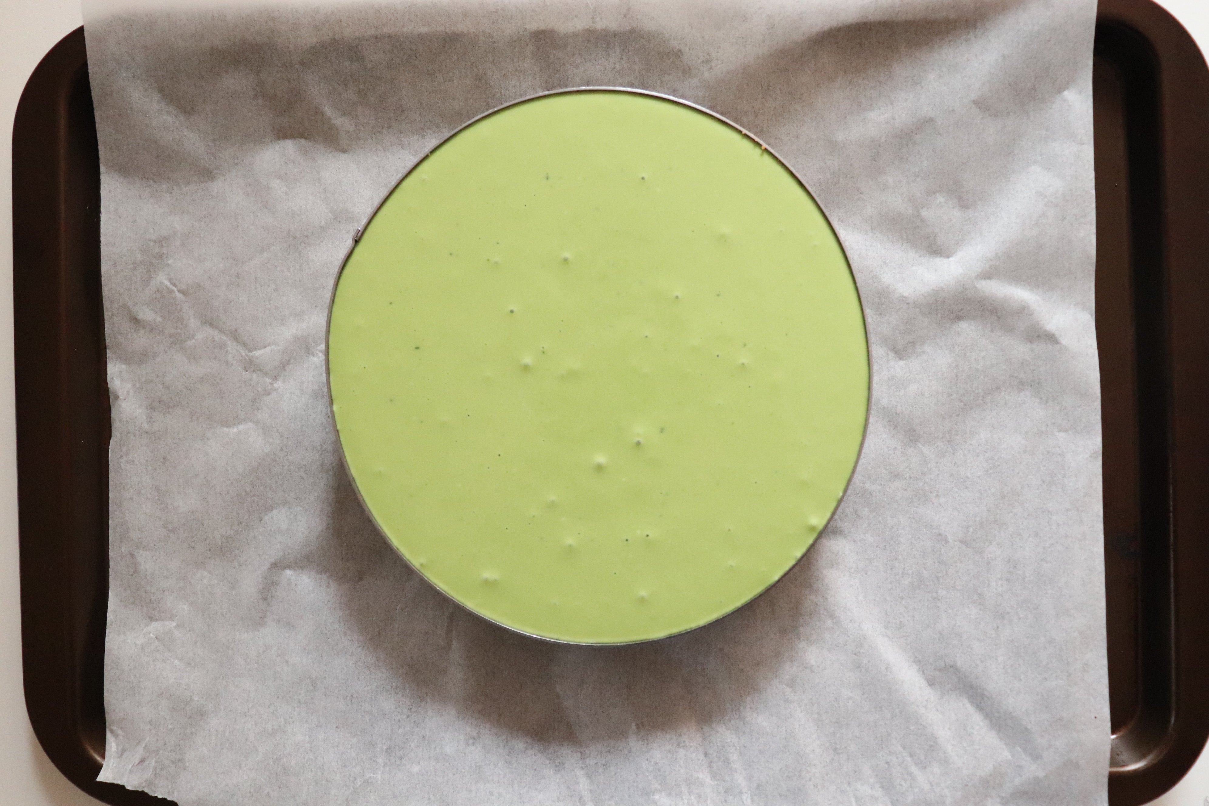 Couler l’appareil cream cheese matcha dans le cercle