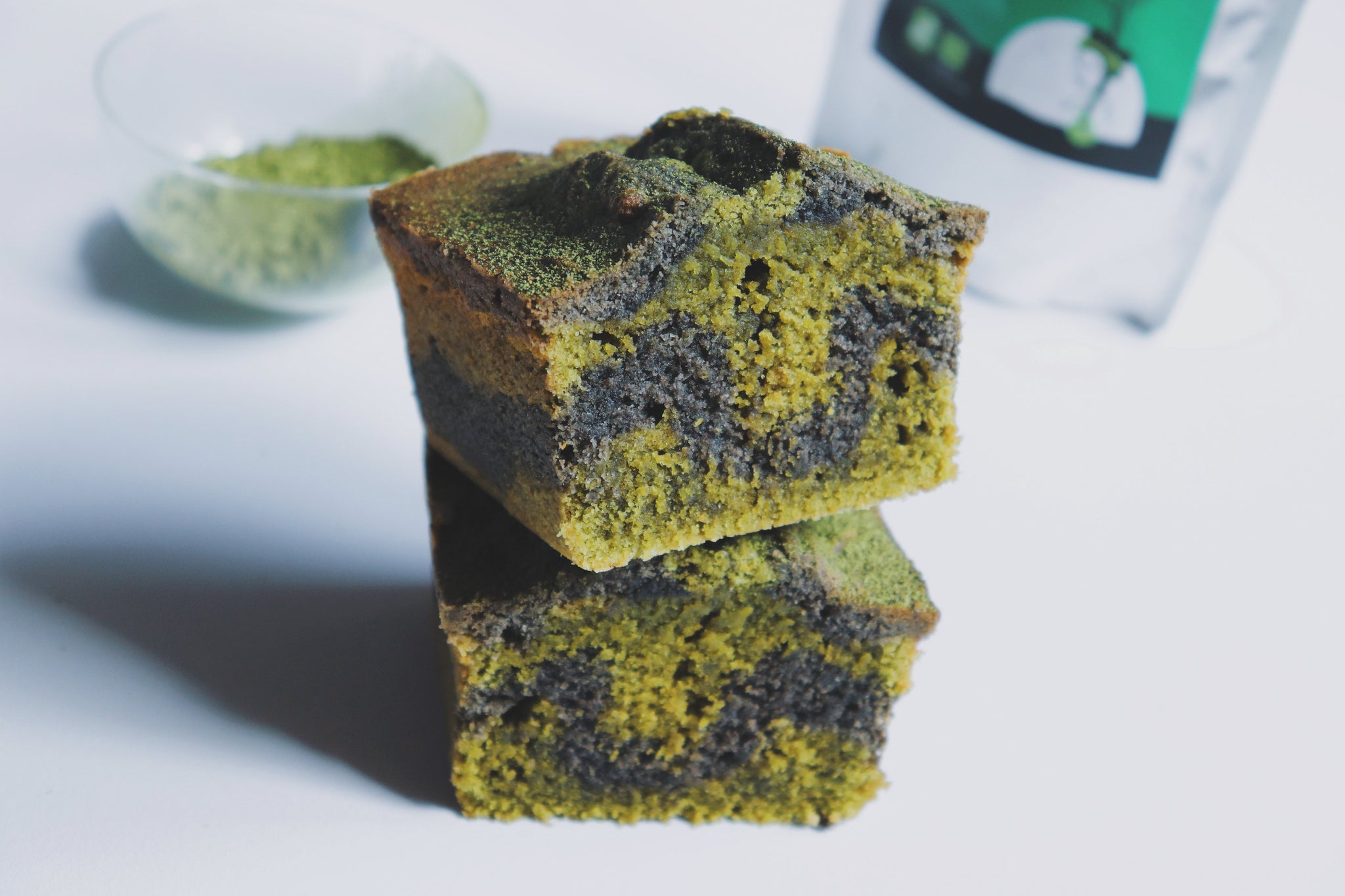 deux tranches de cake marbré au matcha thé matcha de cuisine