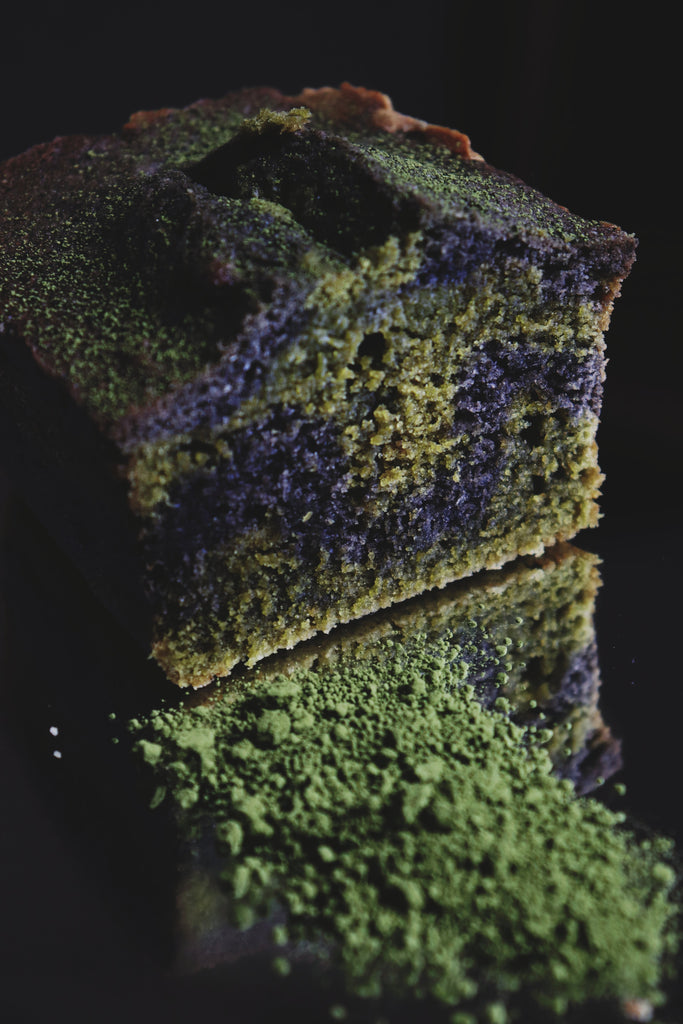 tranche de cake et thé matcha vu de près