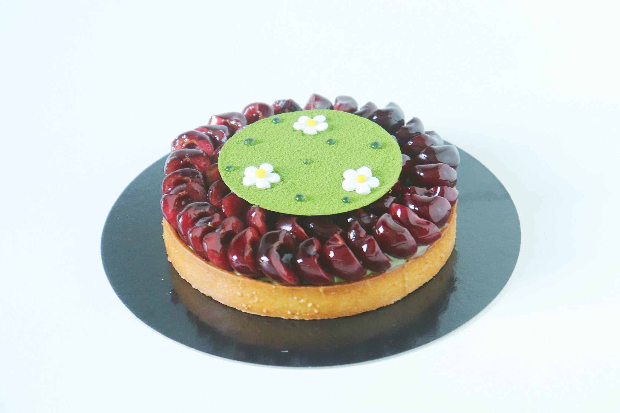 Tarte aux cerises et matcha vue entière 