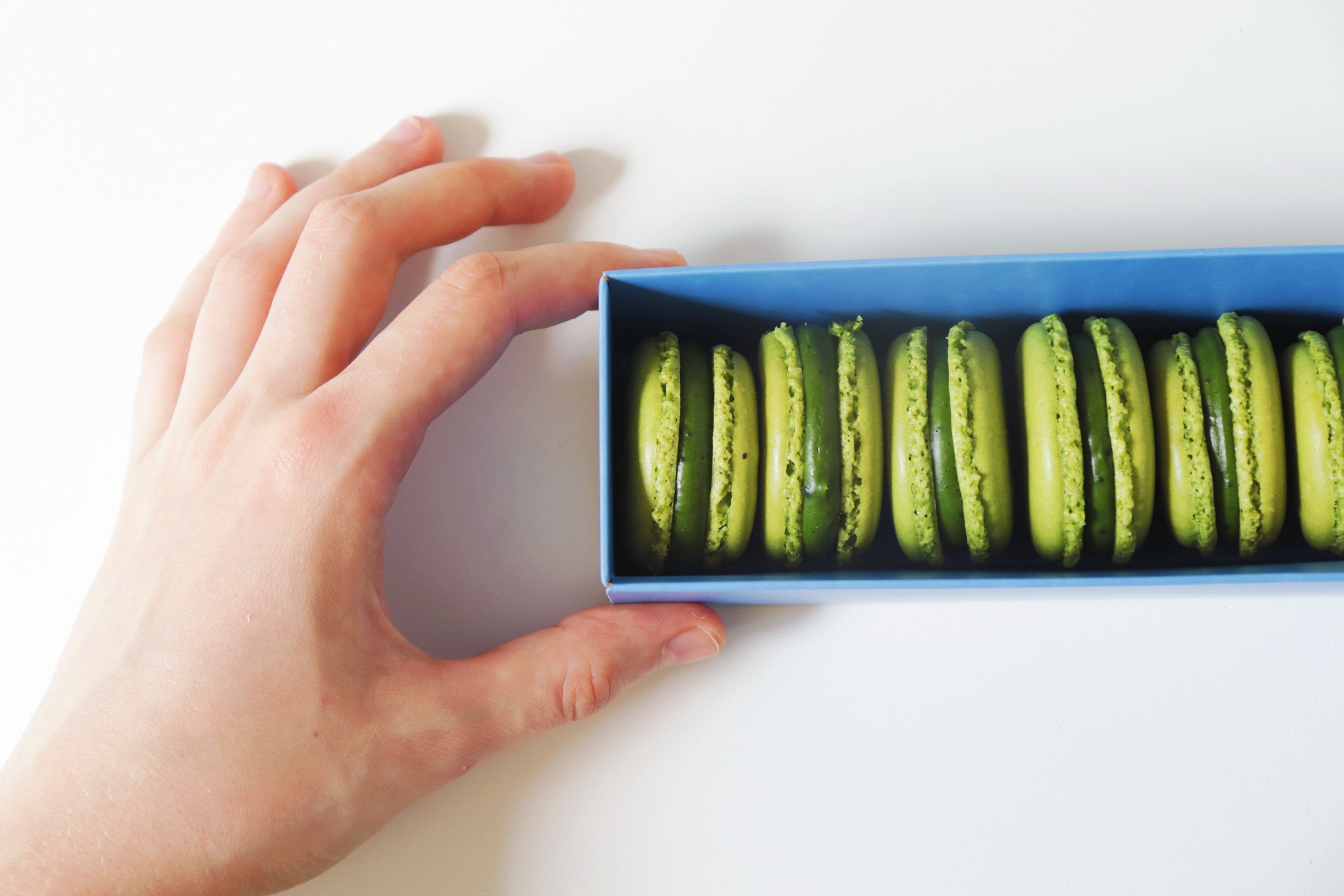 Boîte de macarons au thé matcha 