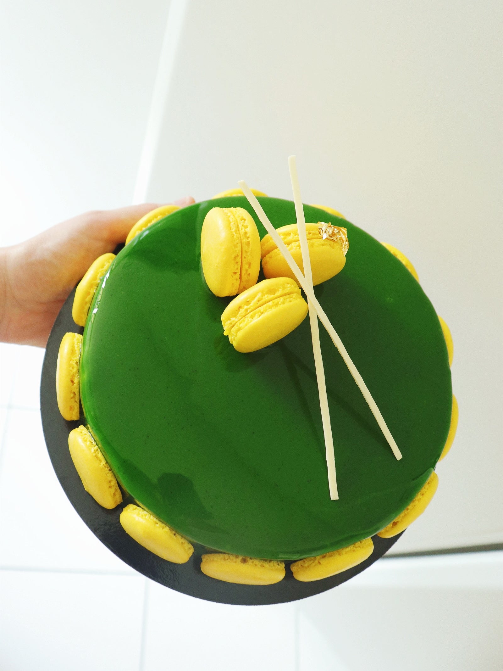 entremet au yuzu et au matcha décoré