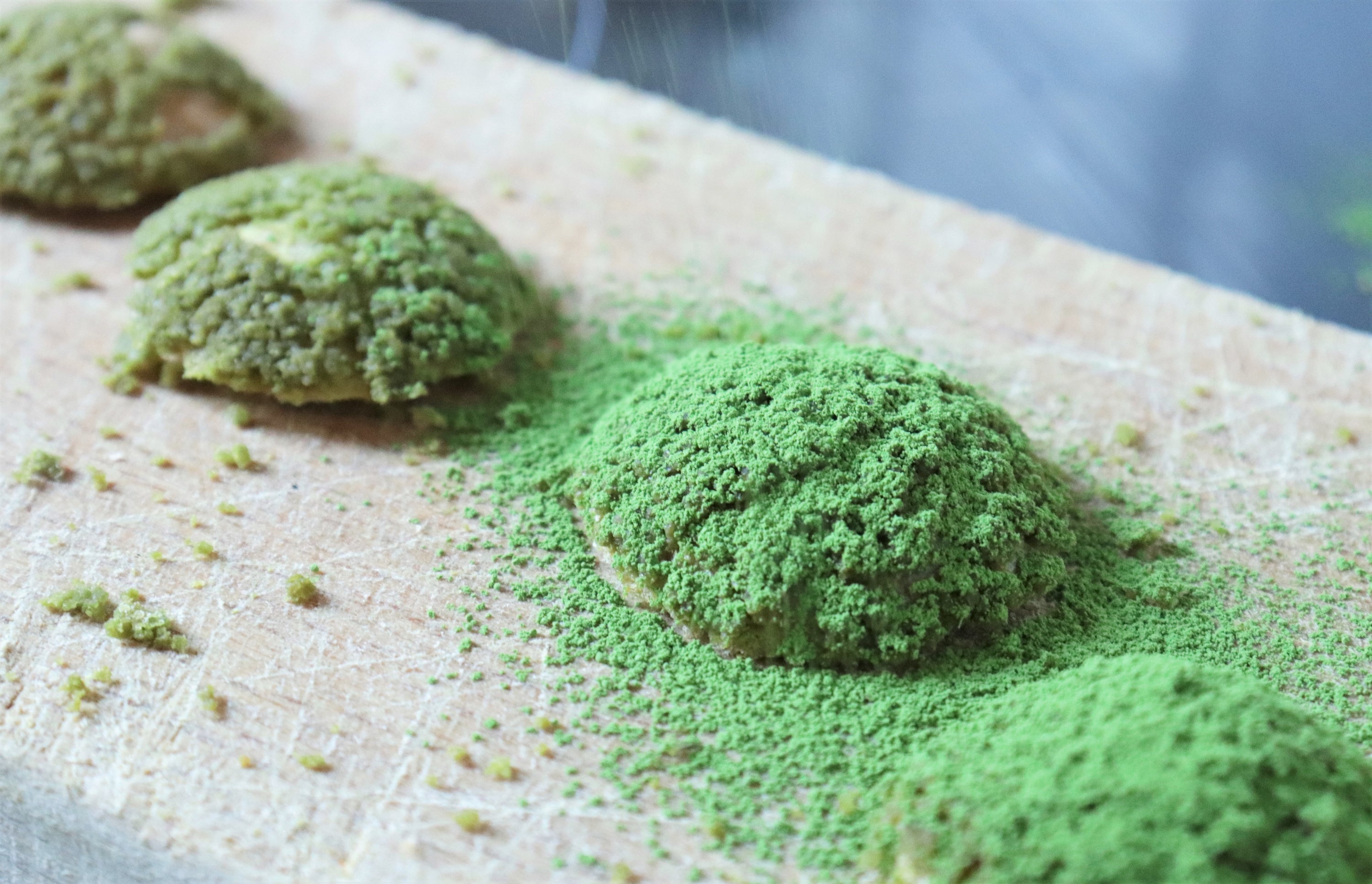 Saupoudrer de poudre de thé matcha bio