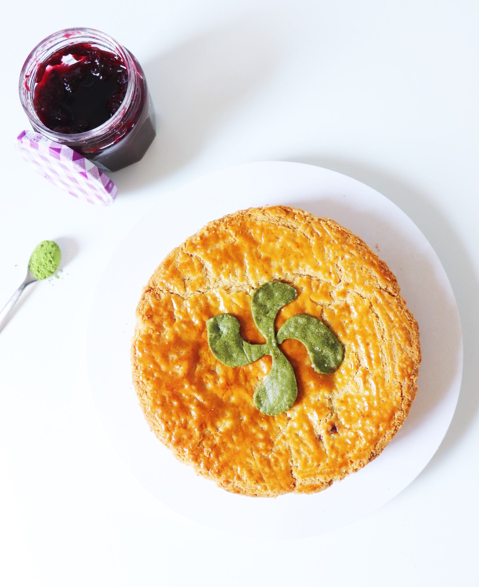 gâteau basque à la cerise et au matcha bio et pot de confiture à la cerise