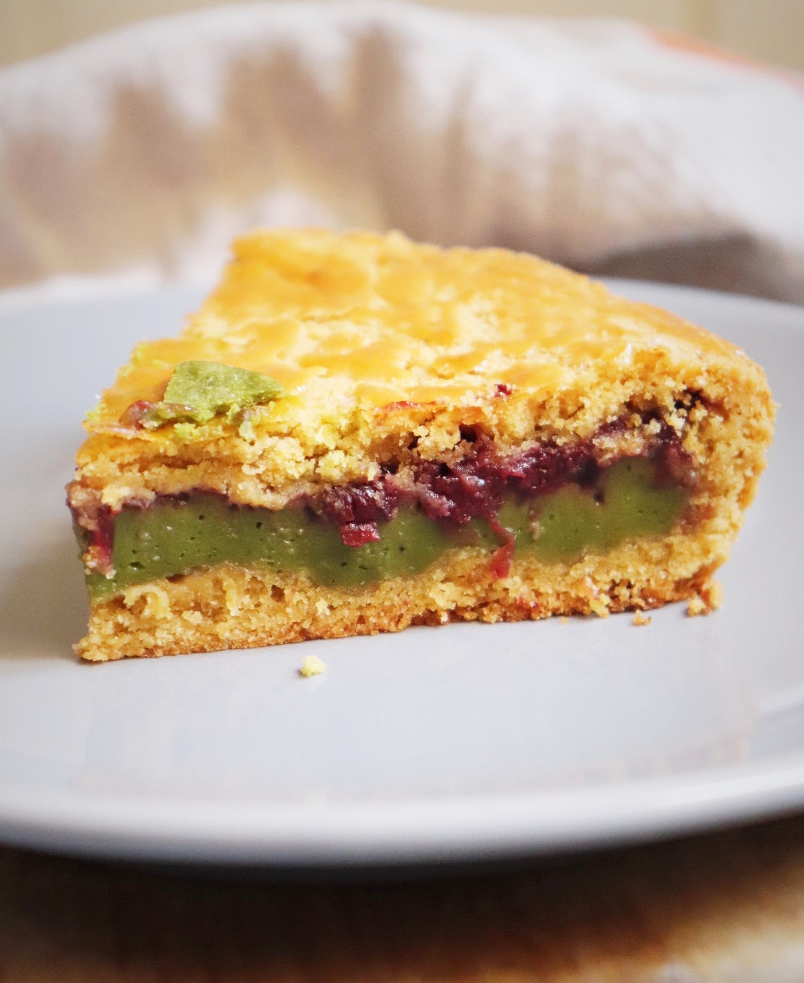 vue de coupe du gâteau basque à la cerise et au matcha bio