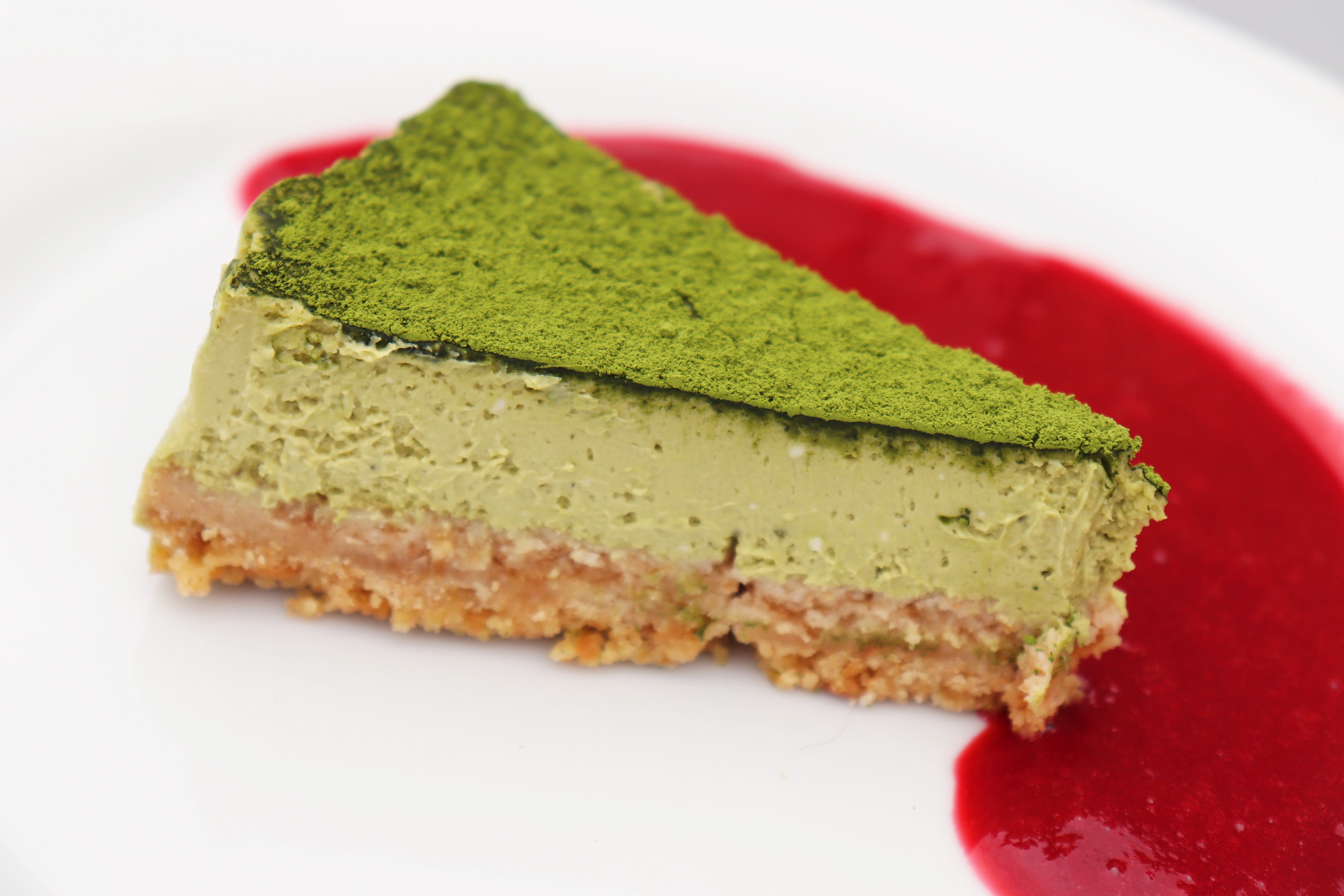 part de cheesecake au thé matcha ultra-premium bio et coulis de framboises bio