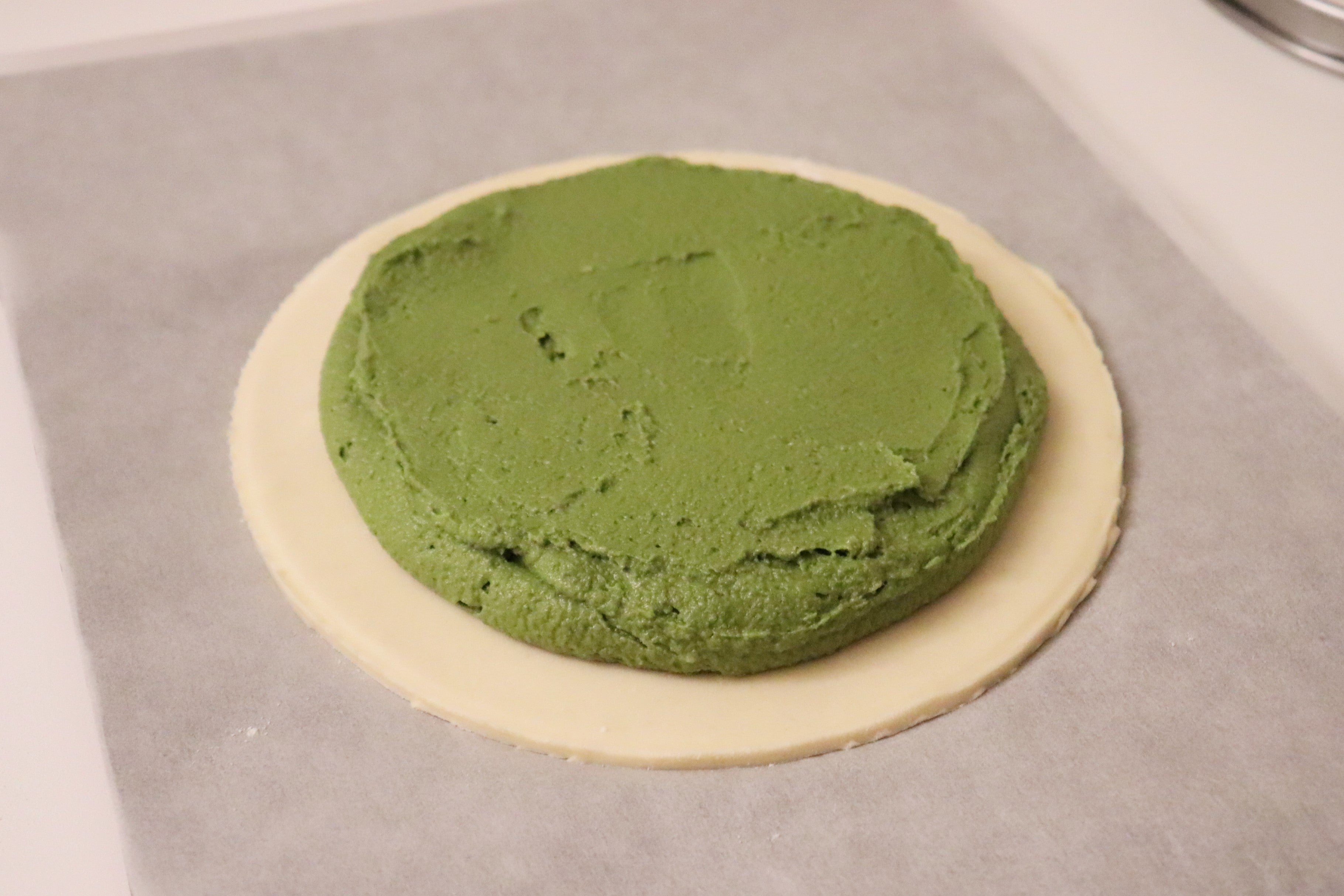 Sur un premier disque, pocher la frangipane au matcha