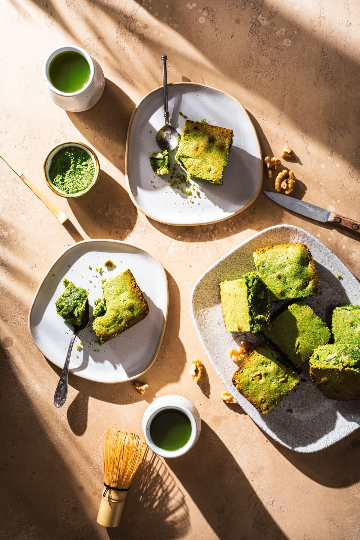 brownie au thé matcha sur assiette