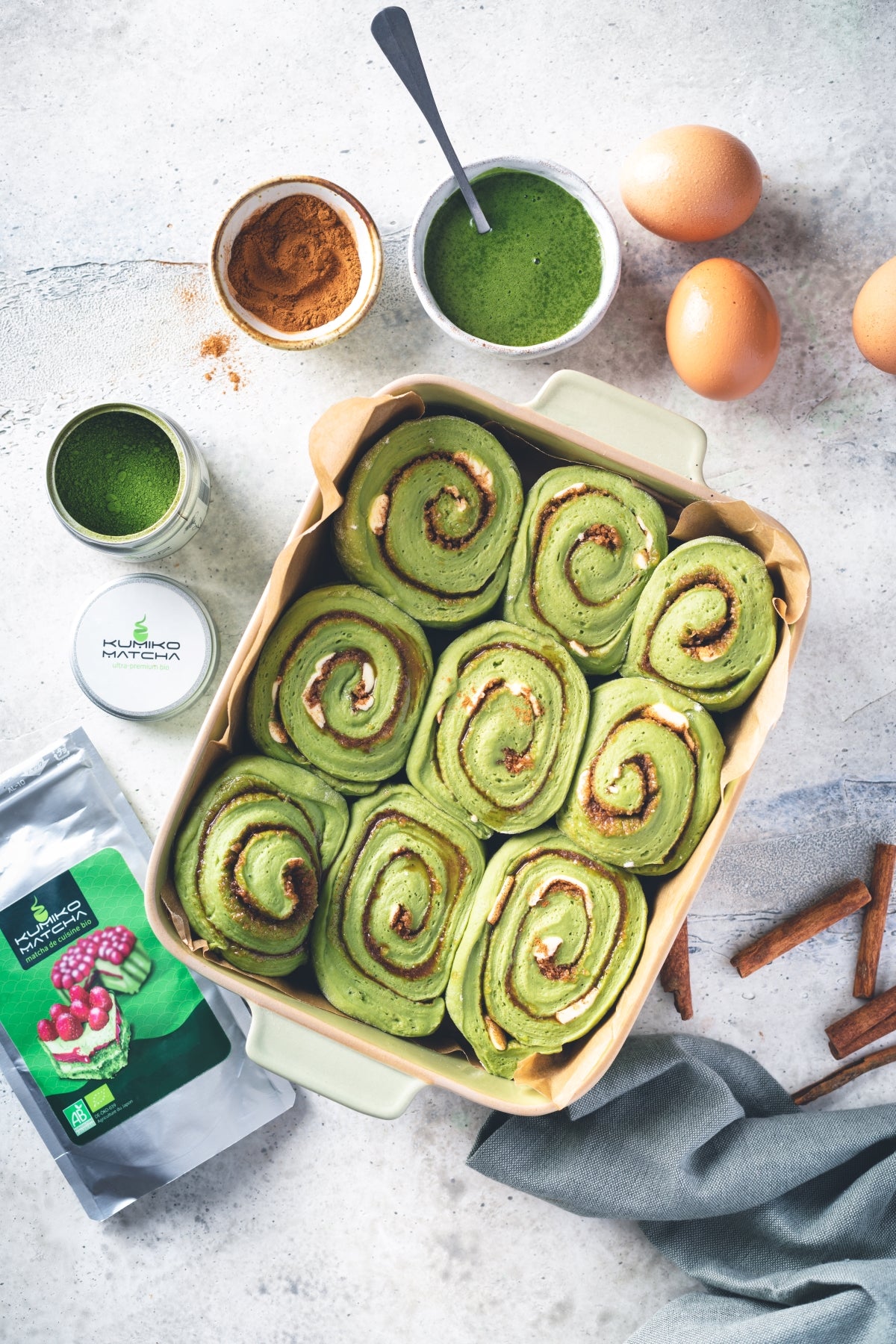 Cinnamon rolls au thé matcha prêts à être mis au four