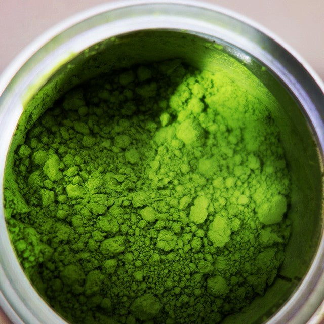 boîte de thé matcha vert brillant 