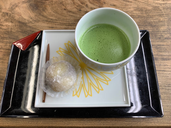 daifuku mochi servi avec un thé matcha