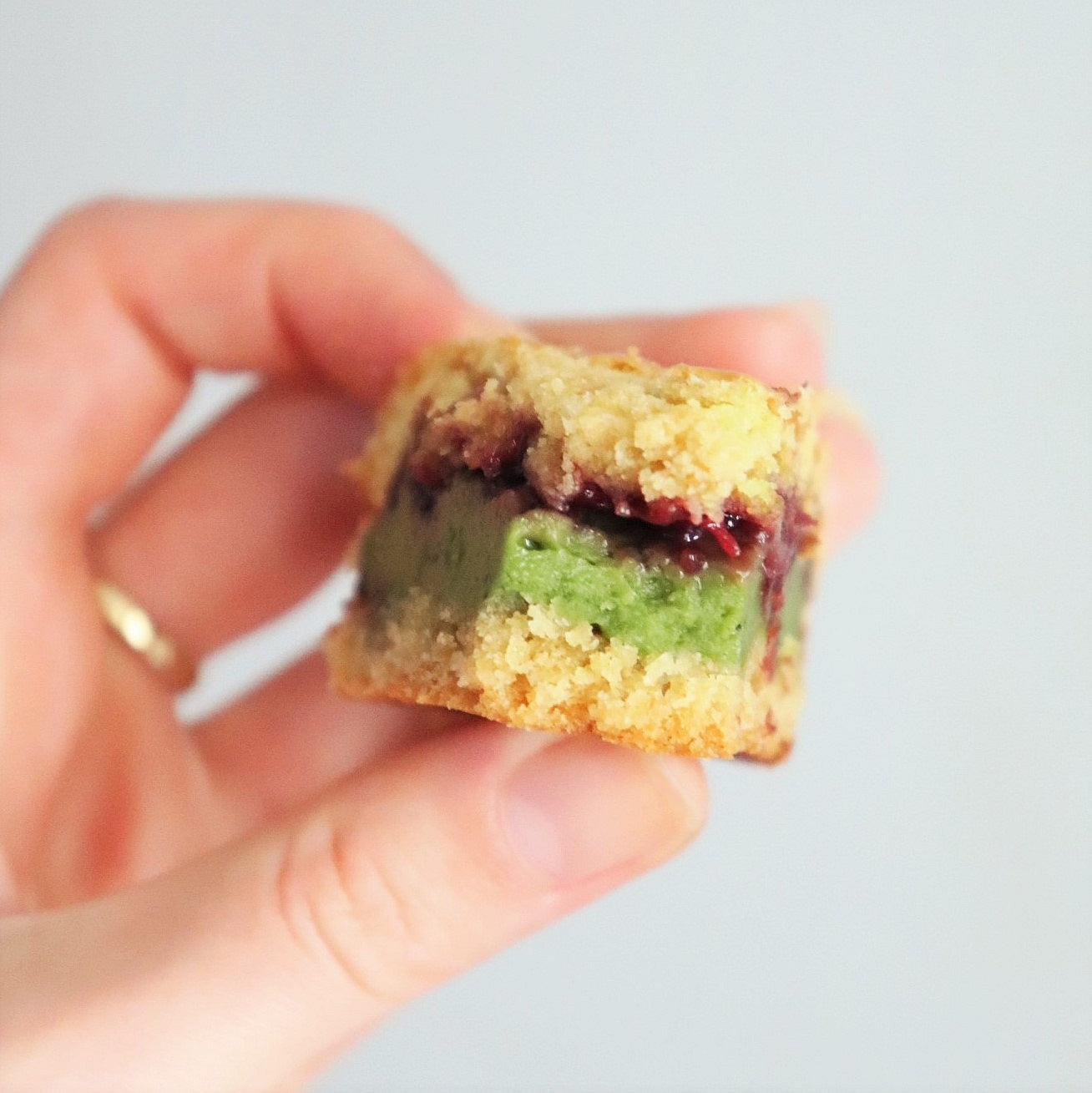 Bouchée de gâteau basque à la cerise et au matcha bio