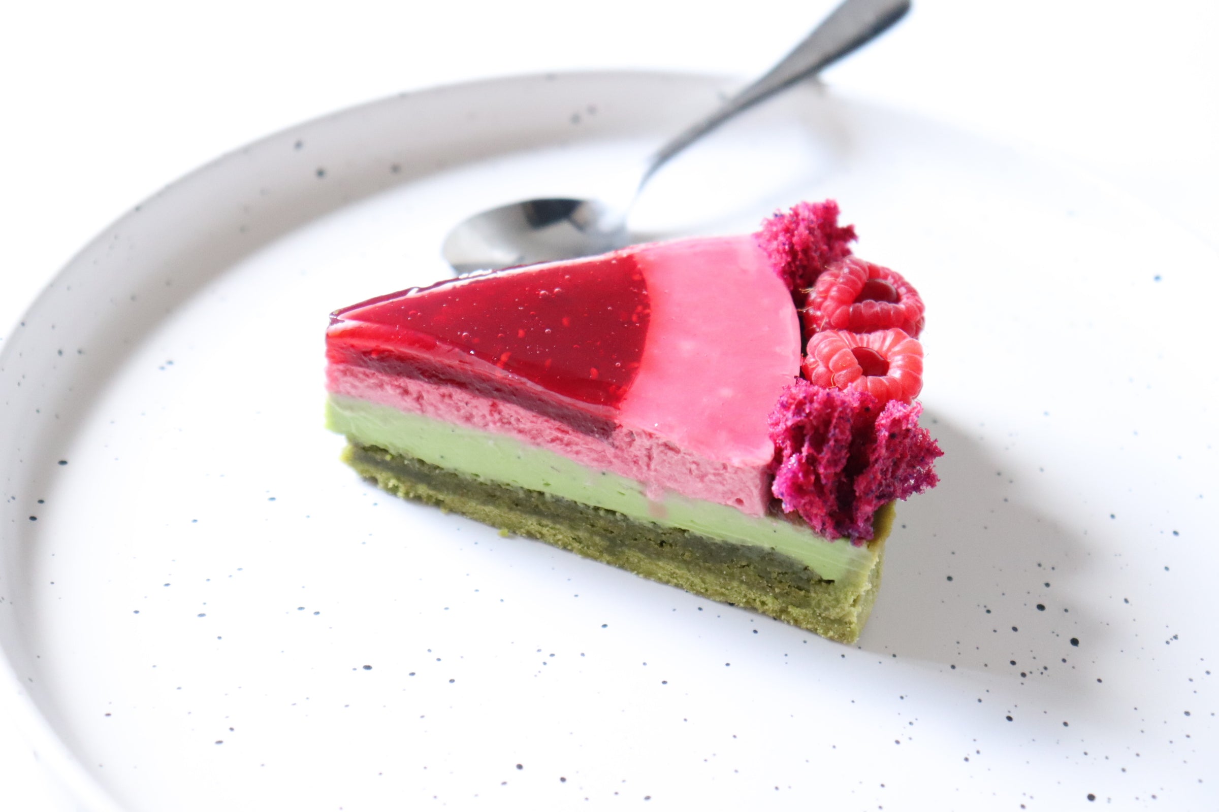 part individuelle sur assiette entremet matcha framboise