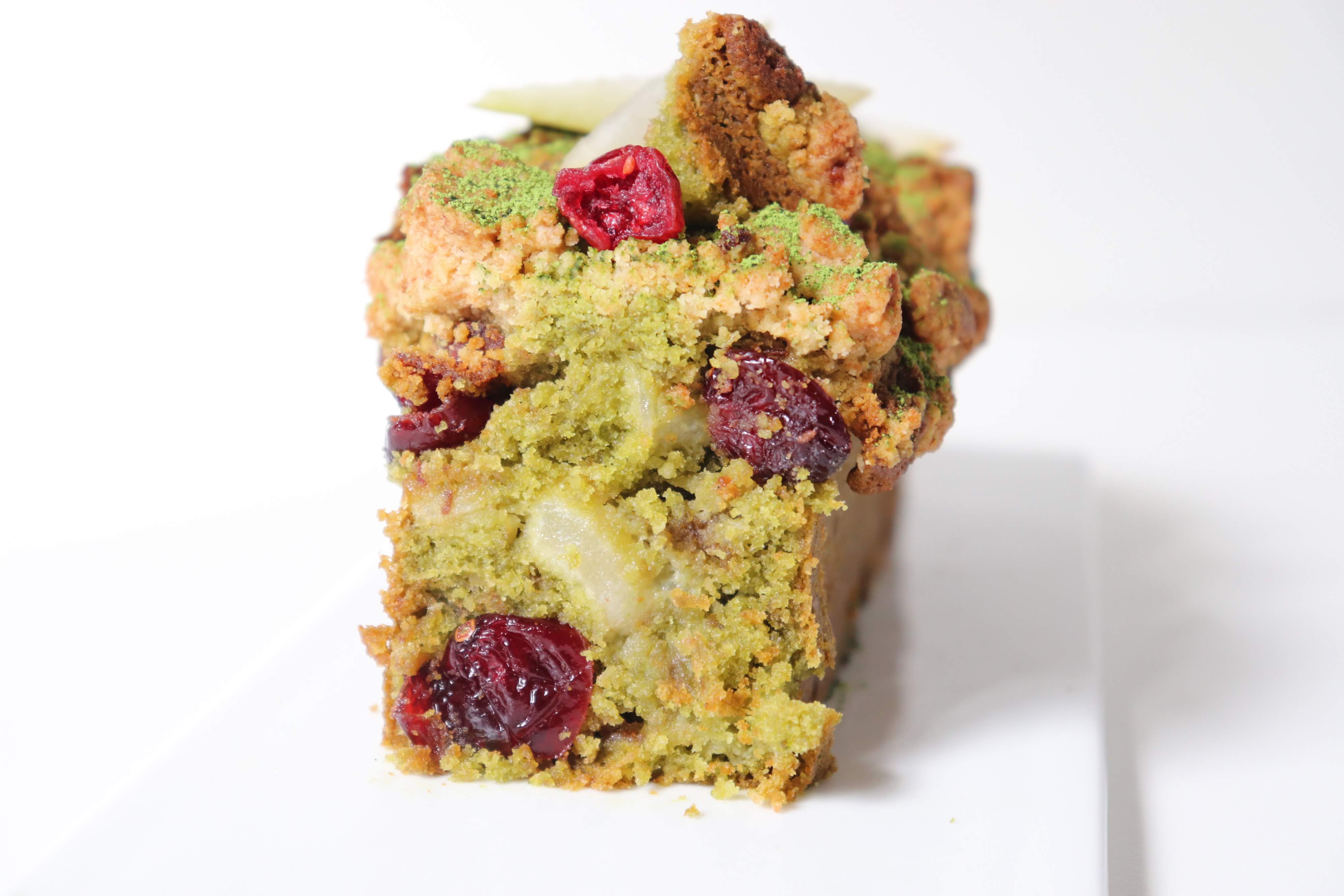 vue de découpe du crumble cake matcha poire cranberry