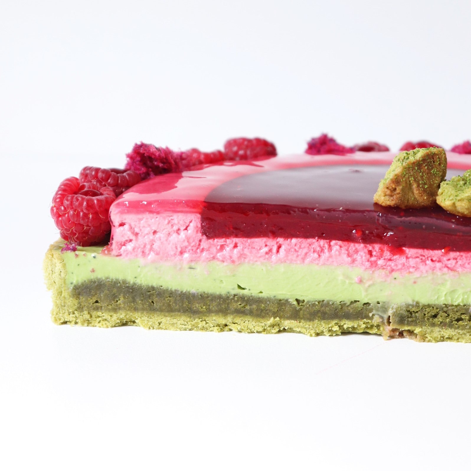 vue de coupe latérale tarte entremets matcha framboise bio