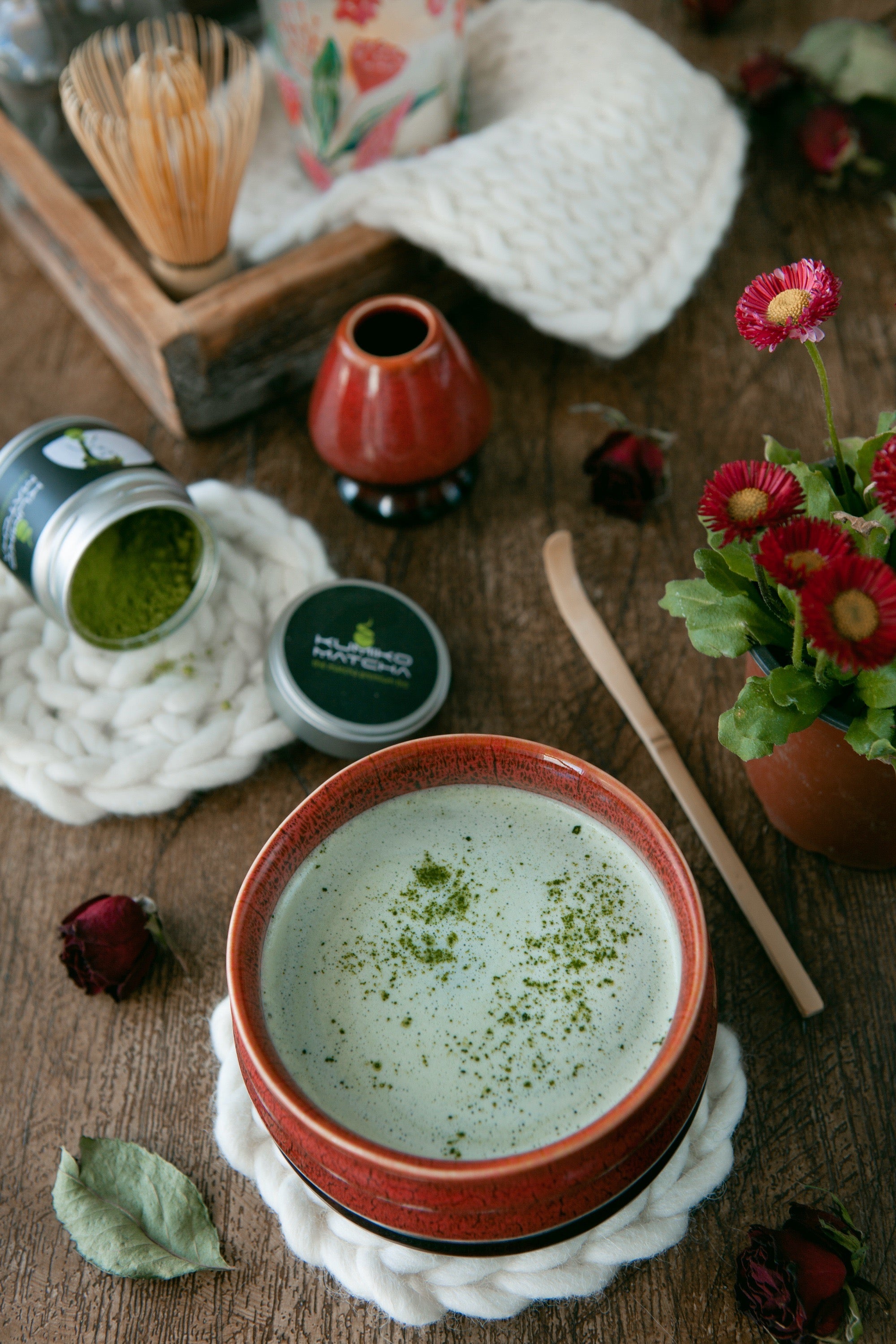 bol à matcha chawan série érable avec préparation de thé matcha bio