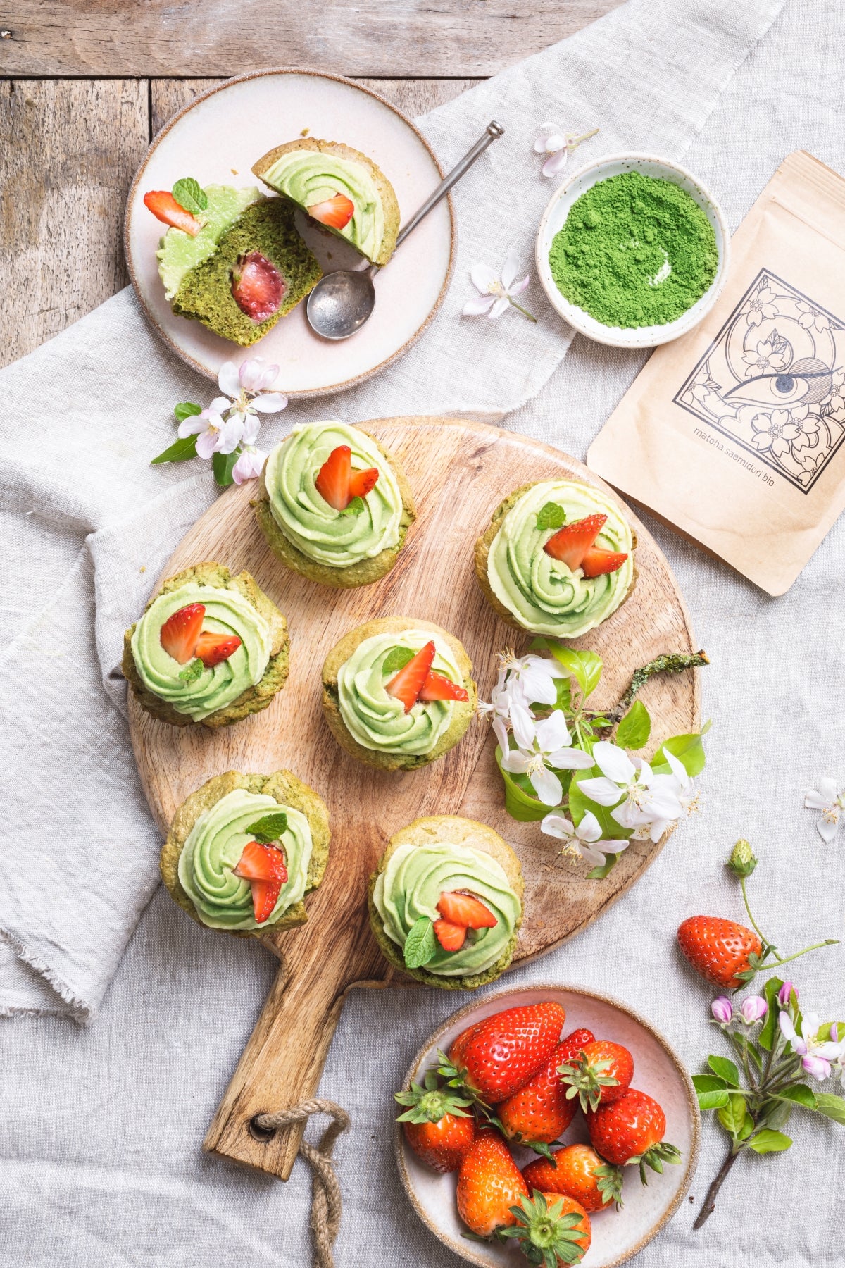 Planche de cupcakes au thé matcha bio et petites fraises, sachet de thé matcha Saemidori bio