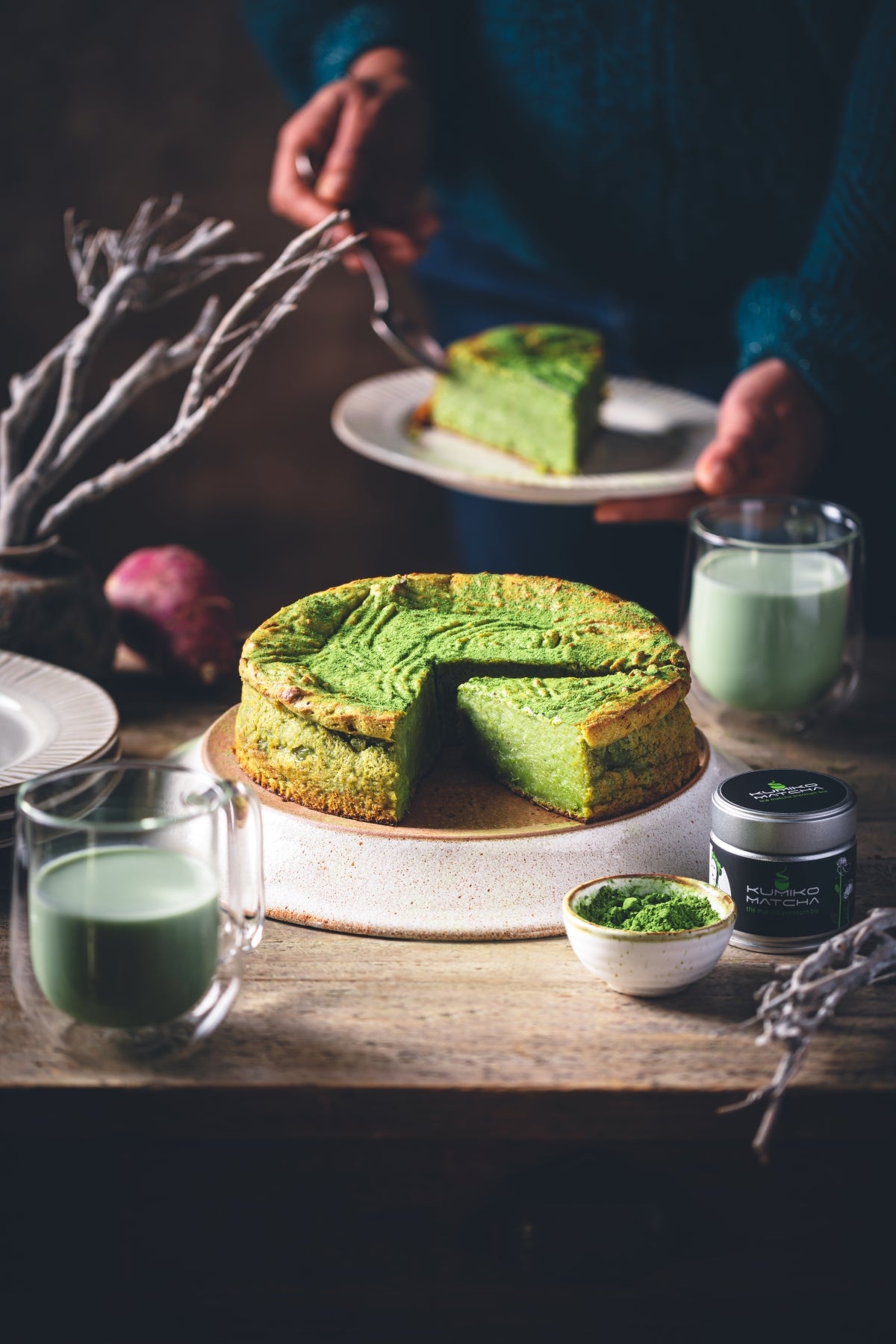 Part de gâteau à la patate douce blanche et thé matcha premium bio