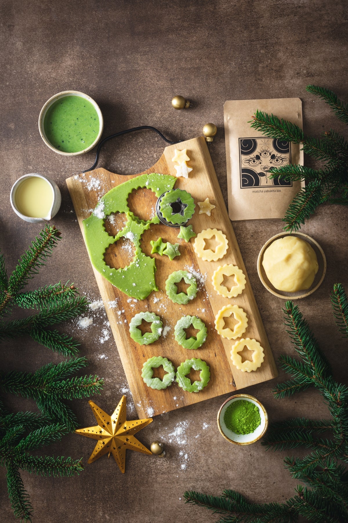 étape de préparation biscuits de Noël thé matcha et chocolat blanc