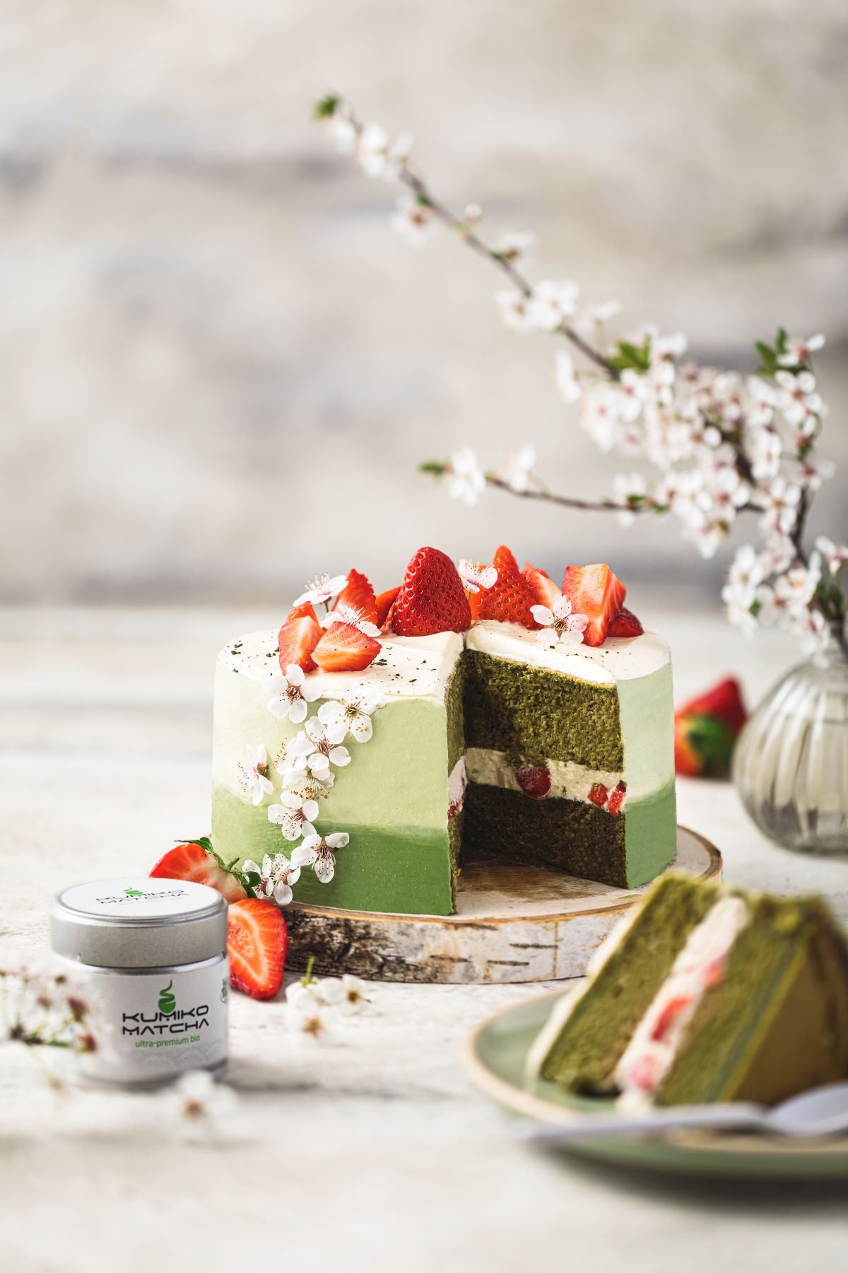 layer cake aux fraises et thé matcha bio découpé