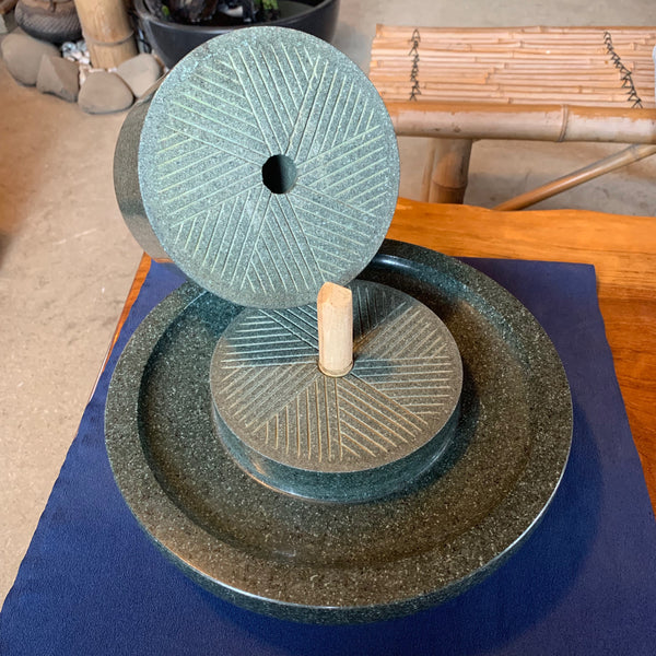 moulin en granite traditionnel japonais