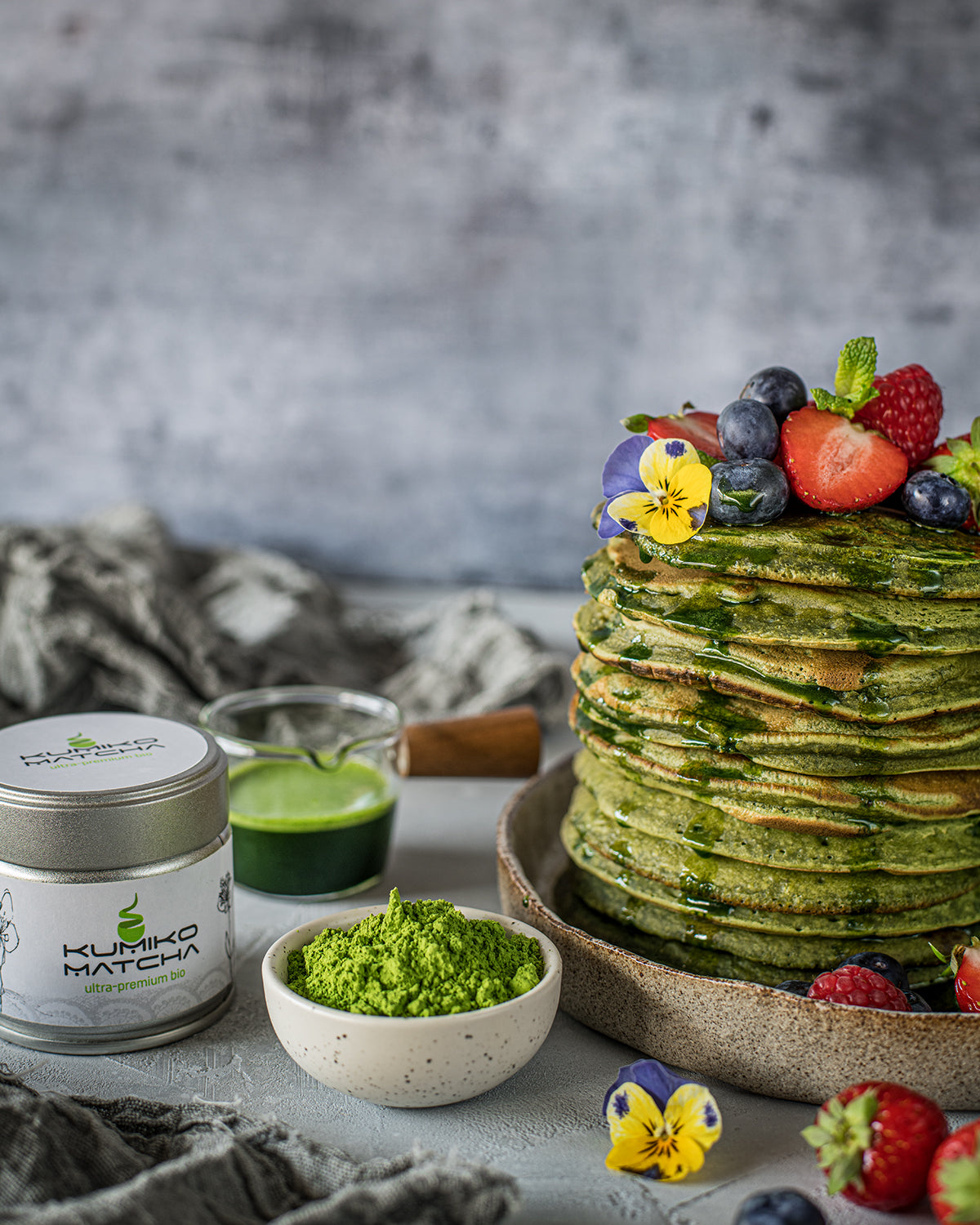 pancakes vegans au thé matcha bio et fruits de saison et sauce au thé matcha ultra-premium bio