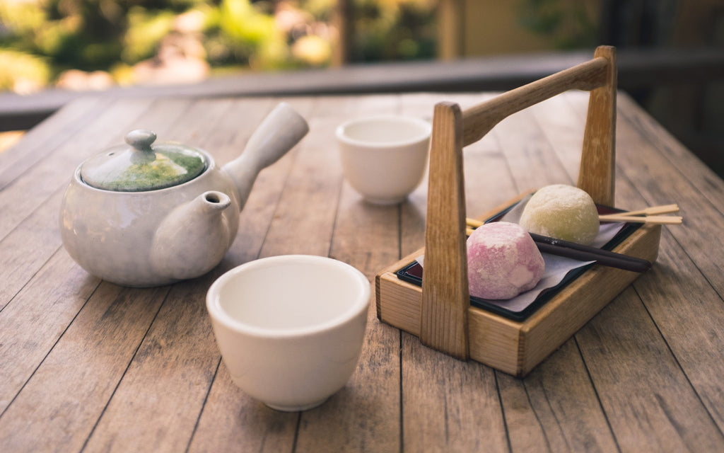 wagashi servis avec du thé vert japonais