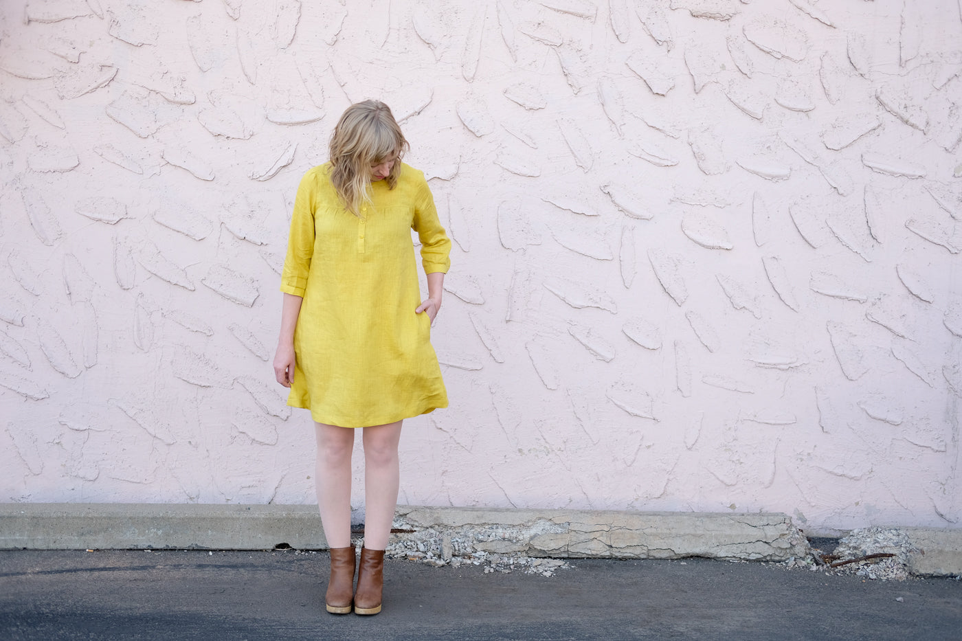 Amber showing off the side seam pockets of her citrus linen brome