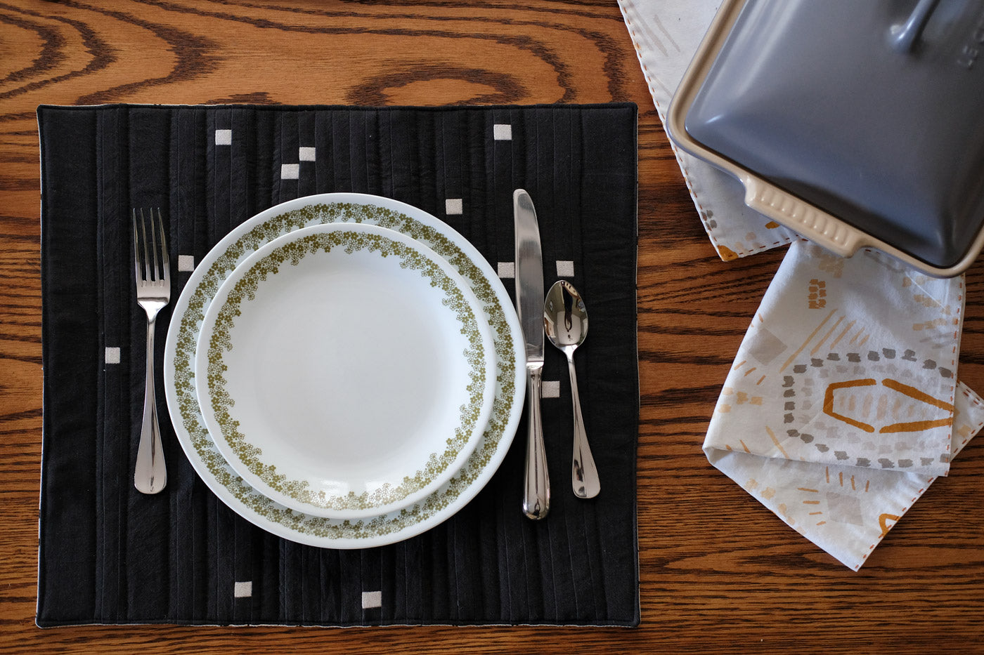 Sagittarius Placemat set with plates, silverware and napkins