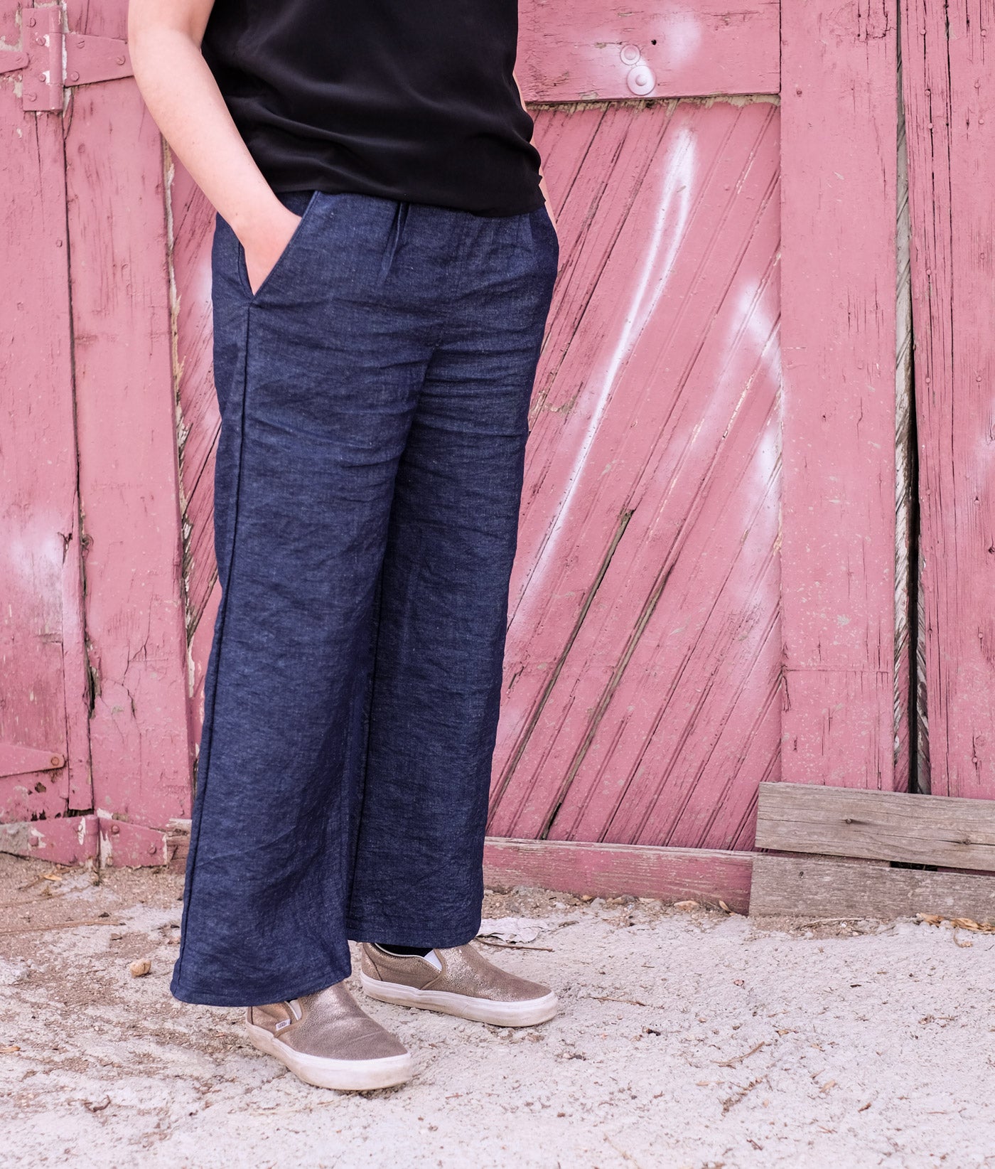 close up of Lucy's indigo linen trousers, her hands in the pockets