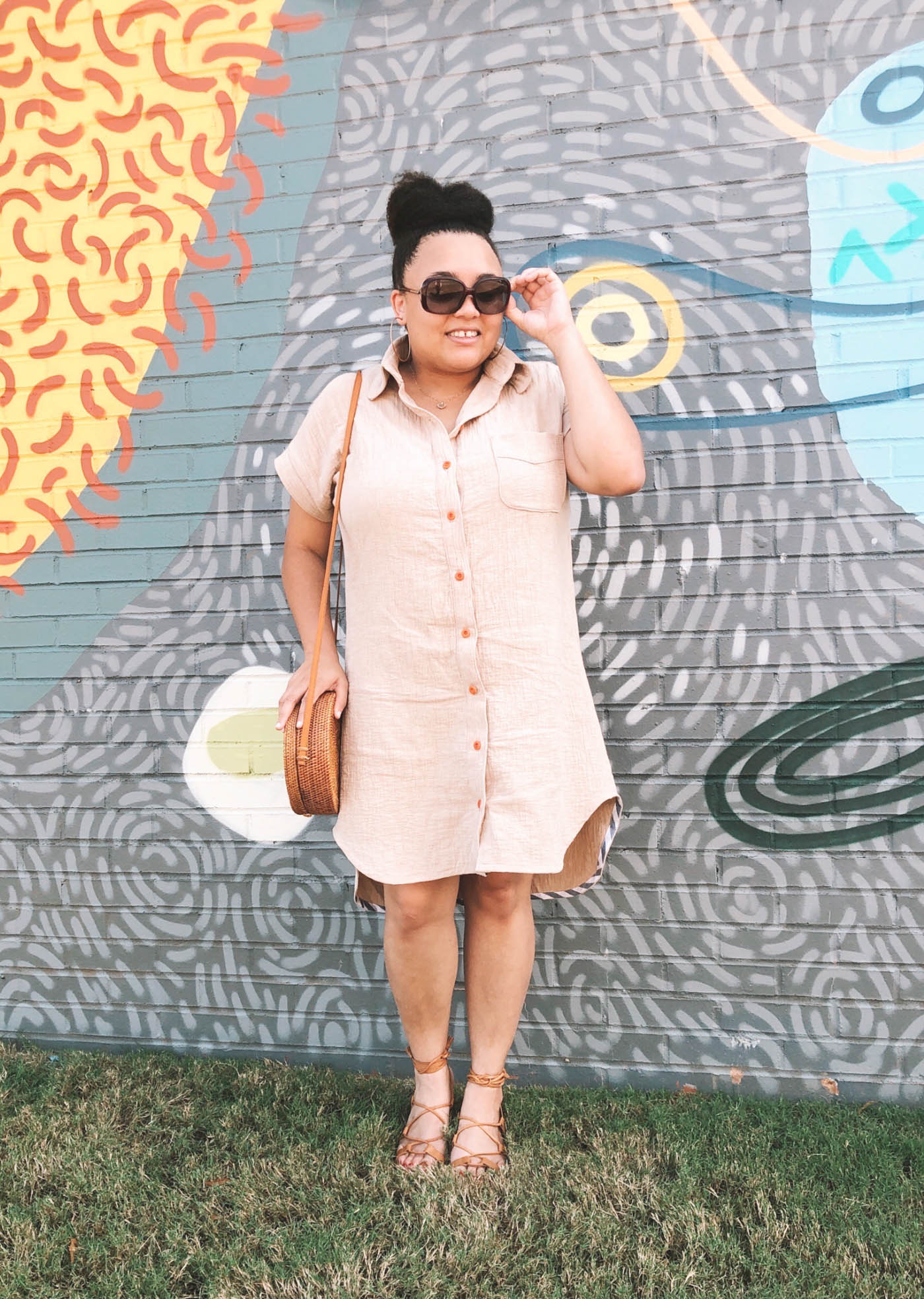 Women standing against a abstract painted wall wearing a Kalle shirtdress