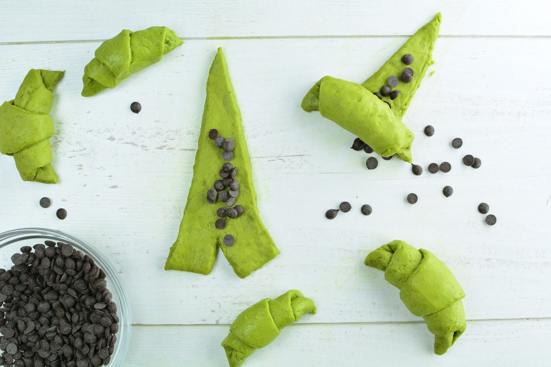 matcha-chocolate-croissants-rolling