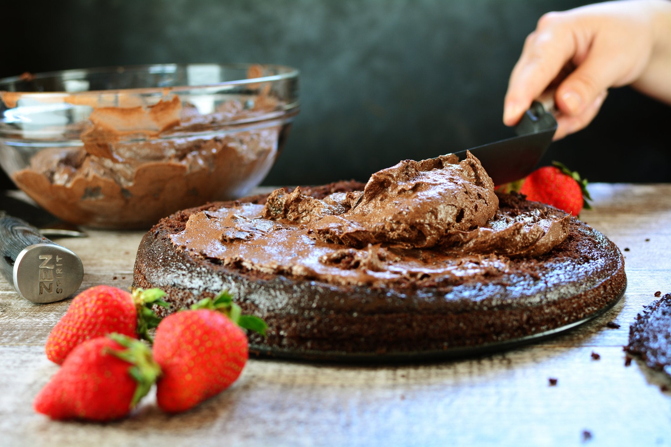 maca-chocolate-strawberry-cake-icing