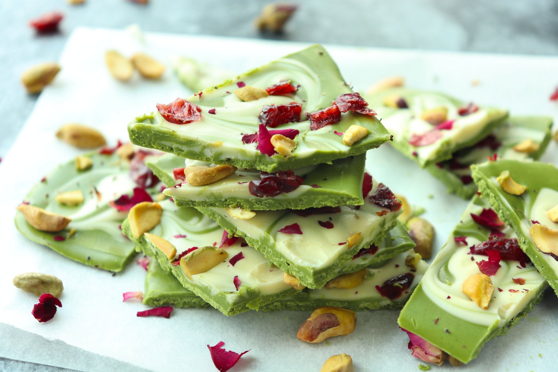 matcha-white-chocolate-bark-with-pistachios-and-dried-cranberries-result