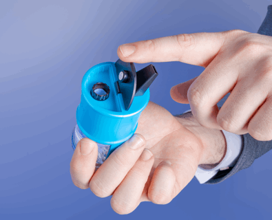 A white guy is holding a blue Ooze Electro Barrel and using a pointer finger to open the lid to reveal the Onyx Atomizer.