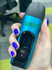 A blue Ooze Verge dry herb vape is turned on and set to 420 degrees F.